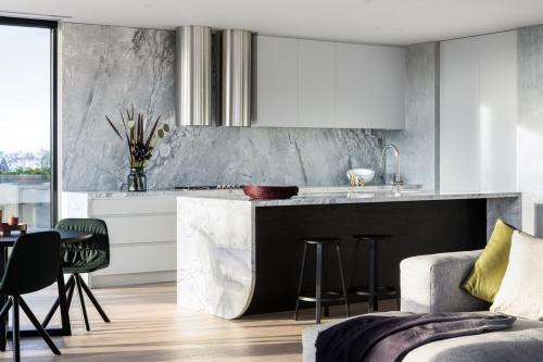 Красивые серые кухни с фартуком из мрамора.. 105 самых стильных интерьеров кухни в серых тонах 13