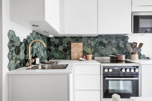 Красивые серые кухни с фартуком из мрамора.. 105 самых стильных интерьеров кухни в серых тонах 16