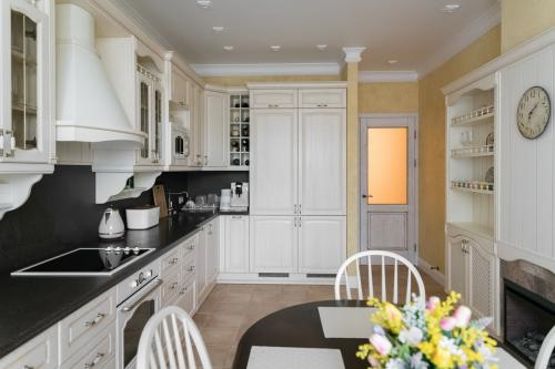 Как сочетать столешницу и фартук. Единая столешница и фартук на кухне из одного материала 2021 04 Как сочетать столешницу и фартук. Единая столешница и фартук на кухне из одного материала 2021 04