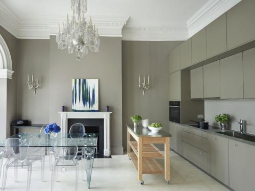 Как сочетать столешницу и фартук. Единая столешница и фартук на кухне из одного материала 2021 06 Как сочетать столешницу и фартук. Единая столешница и фартук на кухне из одного материала 2021 06