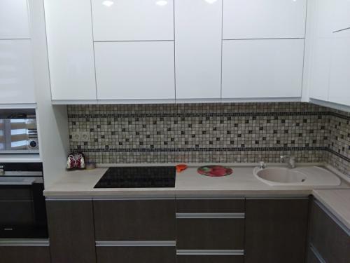 Плитка мозаика для кухни на фартук. Кухонный фартук из мозаики — почему стоит выбрать этот материал