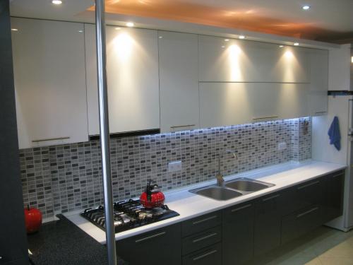 Плитка мозаика для кухни на фартук. Кухонный фартук из мозаики — почему стоит выбрать этот материал