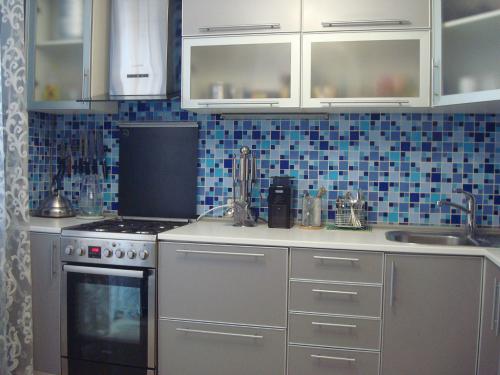 Плитка мозаика для кухни на фартук. Кухонный фартук из мозаики — почему стоит выбрать этот материал