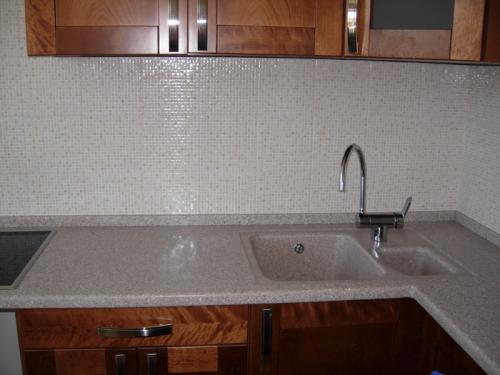 Пол и фартук из одной плитки. В чем отличие керамической плитки от керамогранита