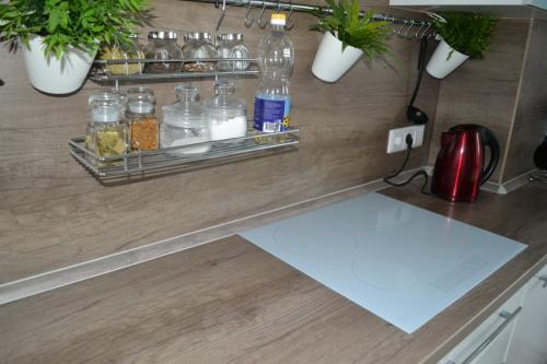 Столешница дерево фартук мрамор. 32 идеи для белой кухни с деревянной столешницей