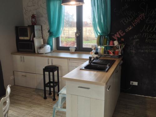 Столешница дерево фартук мрамор. 32 идеи для белой кухни с деревянной столешницей