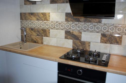 Столешница дерево фартук мрамор. 32 идеи для белой кухни с деревянной столешницей