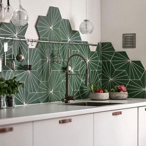 Стильный мраморный фартук на кухню из плитки. Фартук на кухне из мрамора. Какие конкретно решения заслуживают вашего внимания? 17