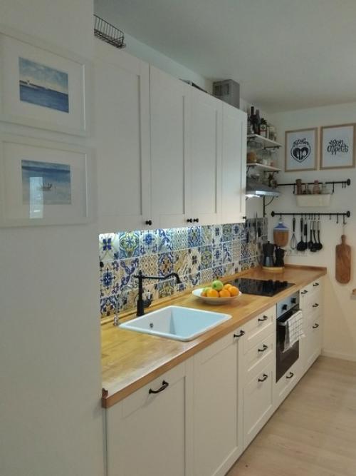 Деревянная столешница и мраморный фартук. 32 идеи для белой кухни с деревянной столешницей