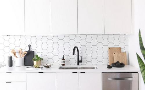 Стильный мраморный фартук на кухню из плитки. Фартук на кухне из мрамора. Какие конкретно решения заслуживают вашего внимания? 18