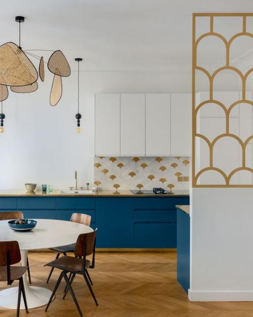 Стильный мраморный фартук на кухню из плитки. Фартук на кухне из мрамора. Какие конкретно решения заслуживают вашего внимания? 15