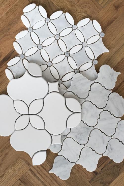 Стильный мраморный фартук на кухню из плитки. Фартук на кухне из мрамора. Какие конкретно решения заслуживают вашего внимания? 11