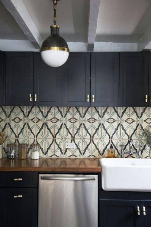 Стильный мраморный фартук на кухню из плитки. Фартук на кухне из мрамора. Какие конкретно решения заслуживают вашего внимания? 10