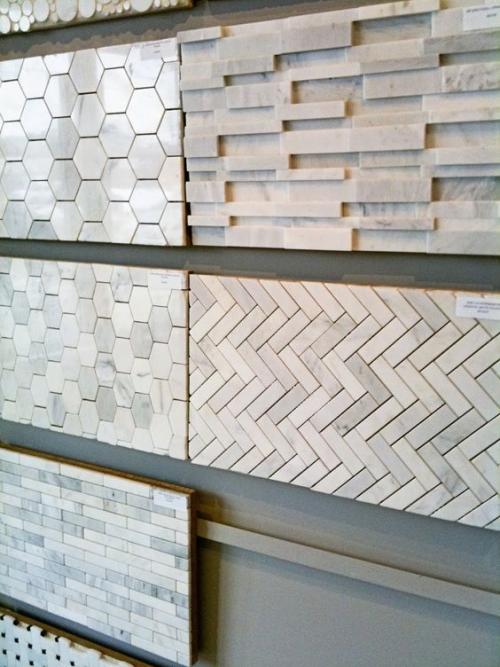 Стильный мраморный фартук на кухню из плитки. Фартук на кухне из мрамора. Какие конкретно решения заслуживают вашего внимания? 14