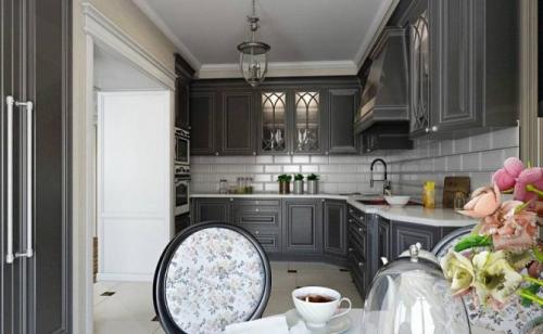 Плитка на кухню фартук 2021. С какими цветами сочетается белый фартук на кухне