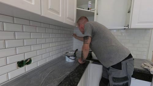 Фартук на кухню из плитки когда выкладывать. Что сначала: кухня или фартук?