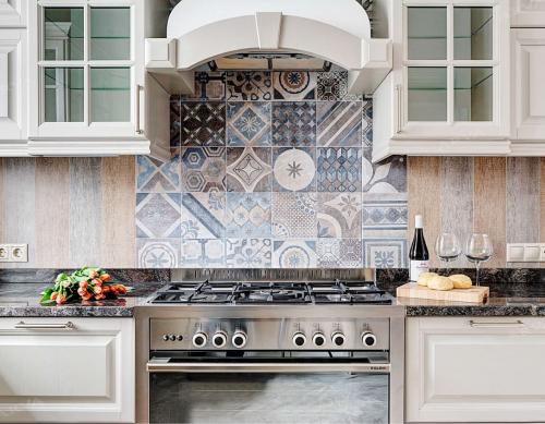 Фартук на кухню из плитки когда выкладывать. Что сначала: кухня или фартук?