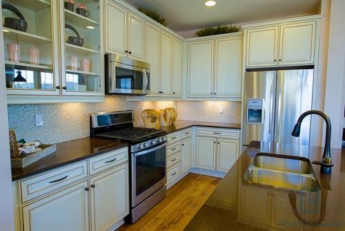 Светлая кухня темная столешница и фартук. Интерьер белой кухни с темной столешницей