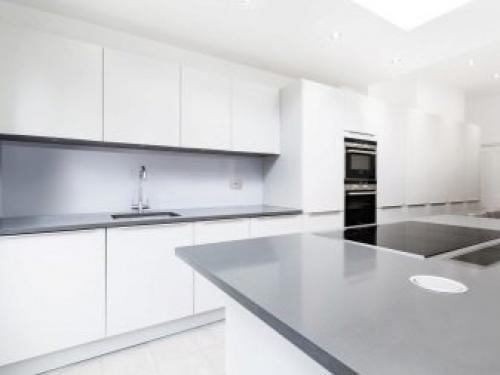 Белая кухня с черной столешницей. Белый кухонный гарнитур 01 Белая кухня с черной столешницей. Белый кухонный гарнитур 01