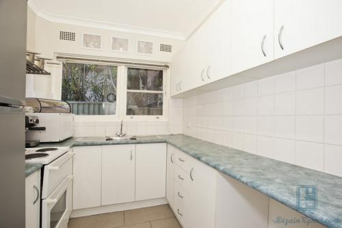 Светлая кухня темная столешница и фартук. Интерьер белой кухни с темной столешницей