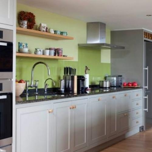 Белая кухня с черной столешницей. Белый кухонный гарнитур 08 Белая кухня с черной столешницей. Белый кухонный гарнитур 08