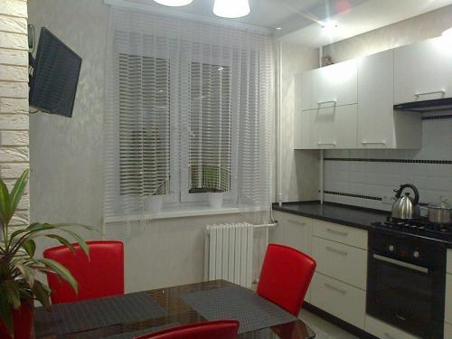 Светлая кухня темная столешница и фартук. Интерьер белой кухни с темной столешницей