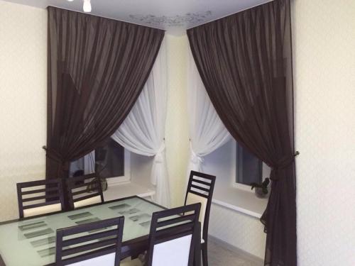 Светлая кухня темная столешница и фартук. Интерьер белой кухни с темной столешницей