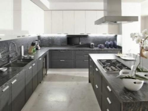 Белая кухня с черной столешницей. Белый кухонный гарнитур 07 Белая кухня с черной столешницей. Белый кухонный гарнитур 07