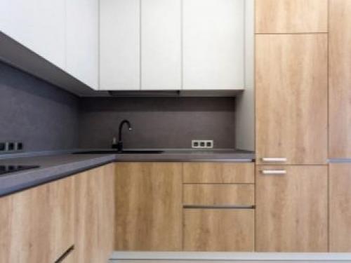 Белая кухня с черной столешницей. Белый кухонный гарнитур 05 Белая кухня с черной столешницей. Белый кухонный гарнитур 05