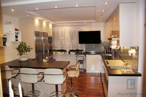 Светлая кухня темная столешница и фартук. Интерьер белой кухни с темной столешницей