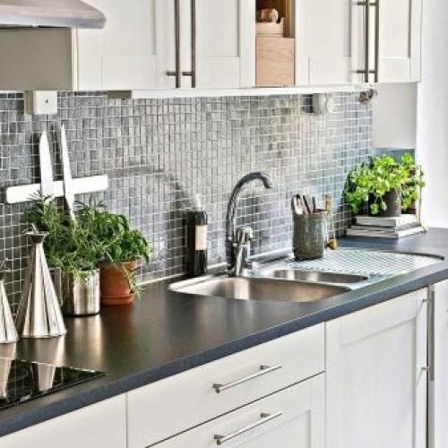 Белая кухня с черной столешницей. Белый кухонный гарнитур 09 Белая кухня с черной столешницей. Белый кухонный гарнитур 09