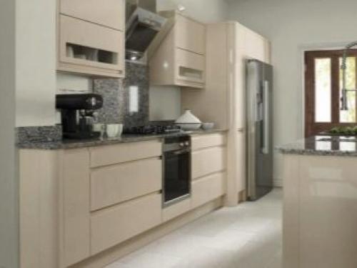 Белая кухня с черной столешницей. Белый кухонный гарнитур 06 Белая кухня с черной столешницей. Белый кухонный гарнитур 06